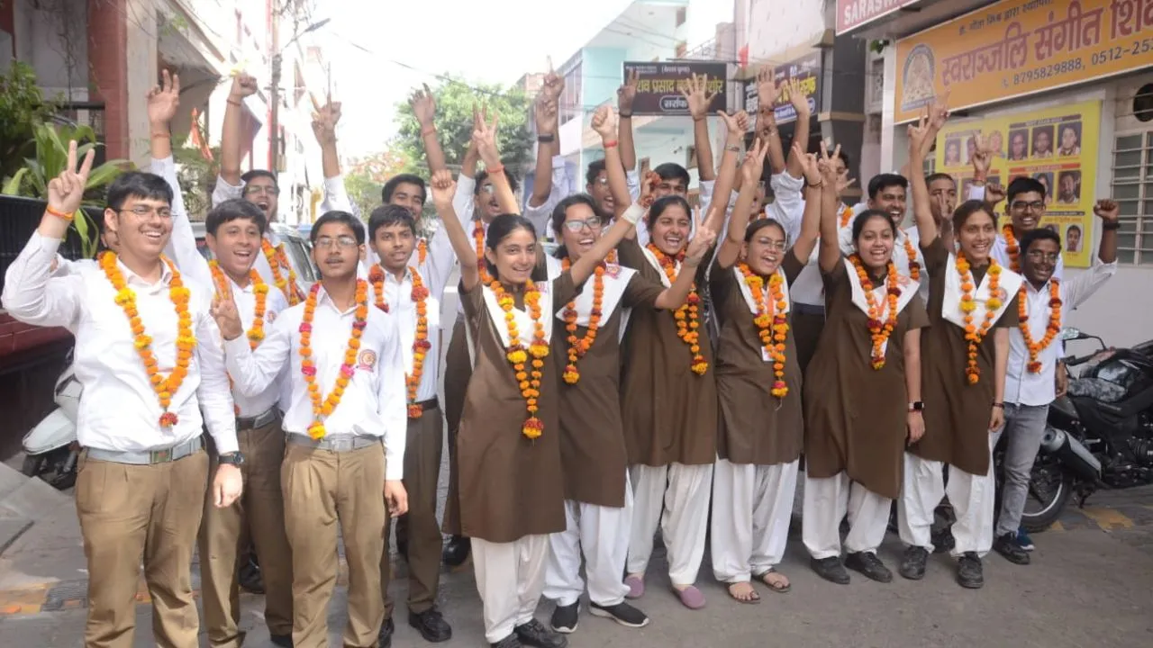 UP Board Exam Result 2024: हाईस्कूल में कानपुर के अभिषेक व खुशी ने लहराया परचम, इंटर में आदित्य ने मारी बाजी