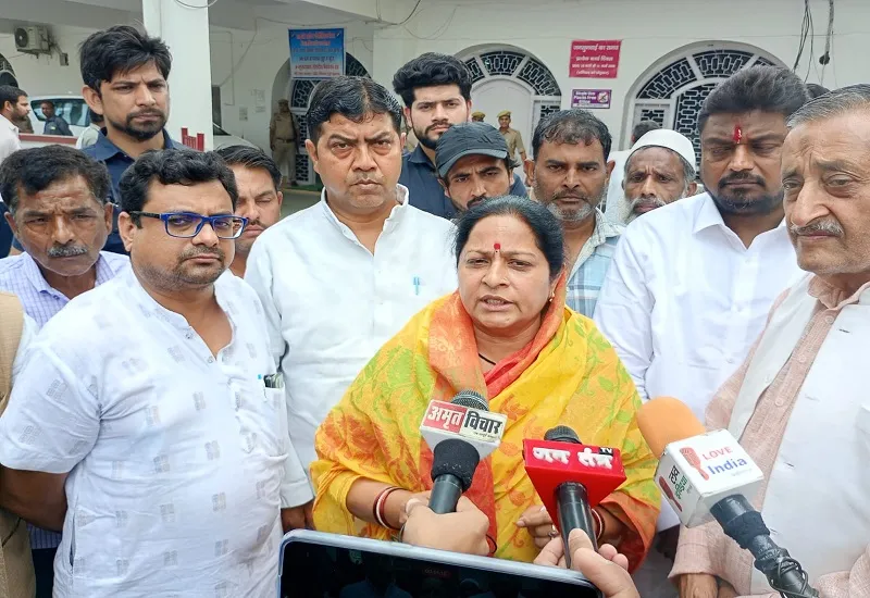 मुरादाबाद : डीएम से मिलीं सपा प्रत्याशी रुचि वीरा, कहा- चुनाव प्रभावित करने के लिए कार्यकर्ताओं पर लगाए जा रहे झूठे मुकदमे