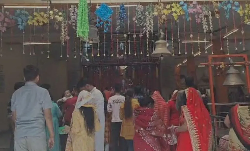 Bareilly News: चैत्र नवरात्रि के पहले दिन माता के दरबार में उमड़े श्रद्धालु, पूजा-अर्चना कर मांगा आशीष 