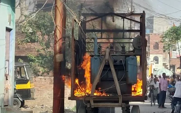 लखीमपुर-खीरी: ट्रांसफार्मर में लगी भीषण आग, मची अफरा-तफरी