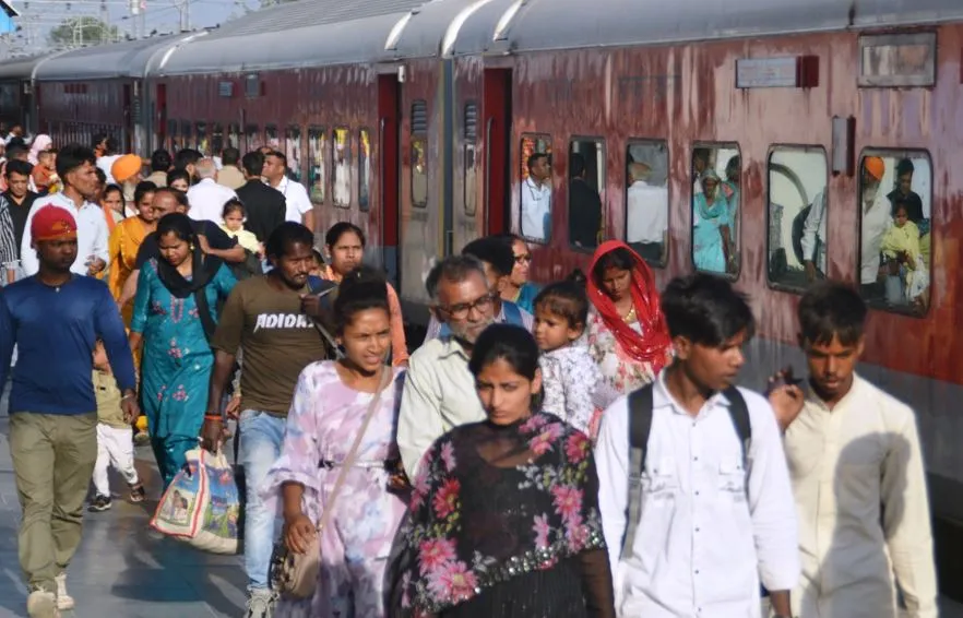 6 साल बाद पीलीभीत-पूरनपुर ट्रैक से गुजरी समर स्पेशल ट्रेन...यात्रियों की उमड़ी भीड़, जीआरपी रही मुस्तैद