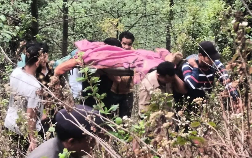 अल्मोड़ा: मंदिर से लौट रहे श्रद्धालुओं की कार खाई मे गिरी, एक की मौत 