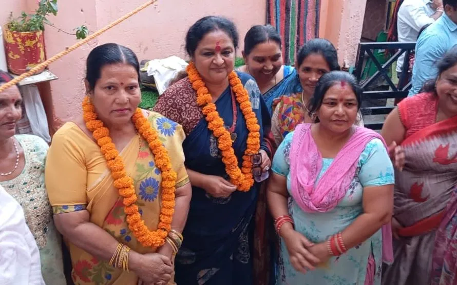 Bareilly News: ऐरन के लिए वोटरों में पैठ बना रही हैं सुप्रिया, दिन भर घर-घर जाकर लोगों से करती हैं संपर्क