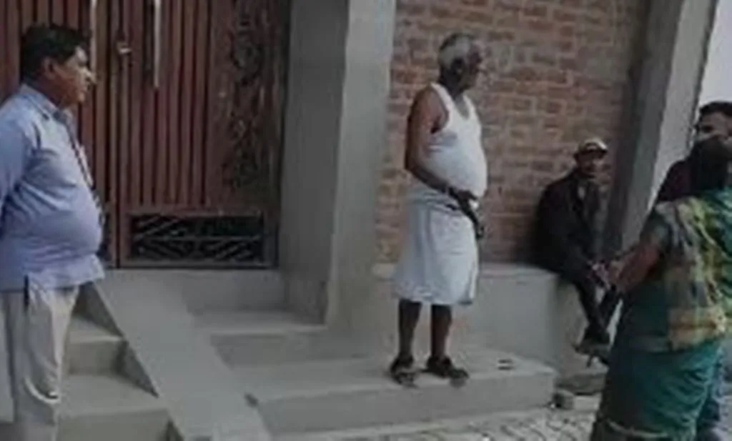 शाहजहांपुर: ससुर की हत्या करने का आरोपी पुलिस की गिरफ्त से दूर, गोली मारने का वीडियो वायरल