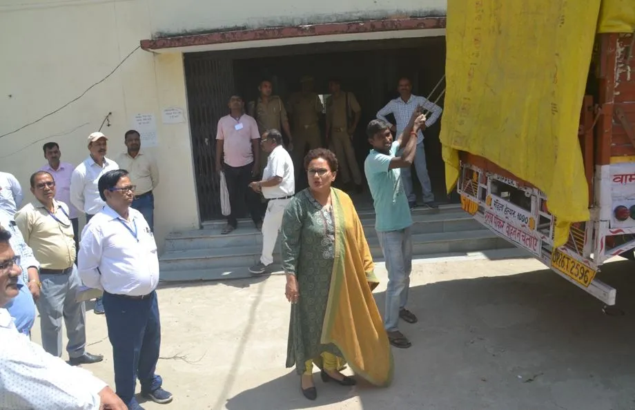 पीलीभीत: स्ट्रांग रूम ले जाई गईं EVM और VVPAT, 10 फीसदी रहेंगी रिजर्व...1924 बूथों पर 18.31 लाख मतदाता 