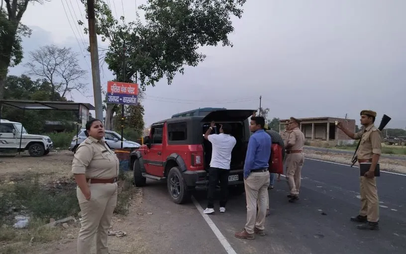 कासगंज: चुनाव के मद्देनजर बॉर्डर पर कराई वाहनों की सघन चेकिंग, संदिग्धों की ली गई तलाशी