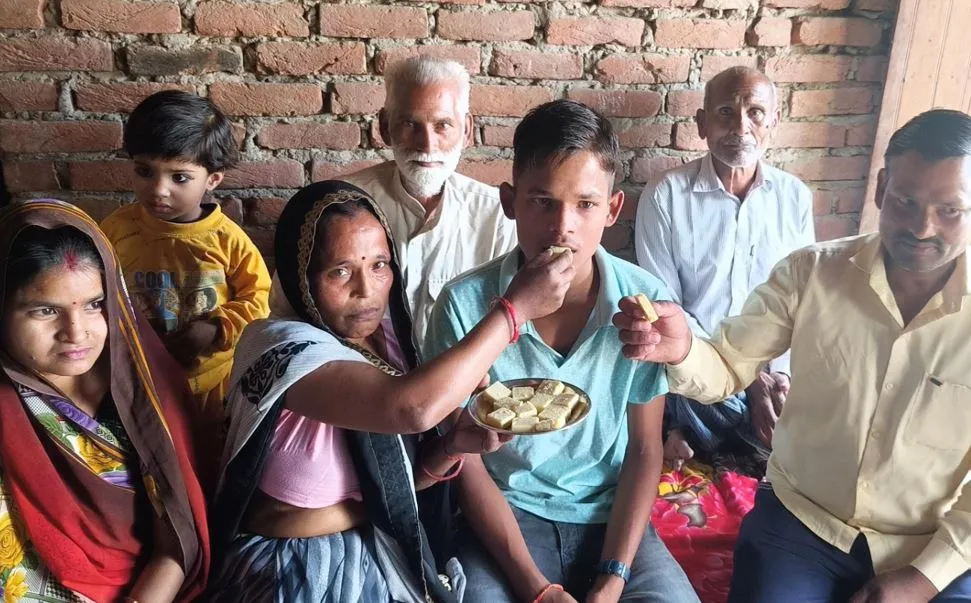 पीलीभीत: पिता के साथ की खेती किसानी, अब जिले में बना टॉपर...परिवार में छाई खुशी