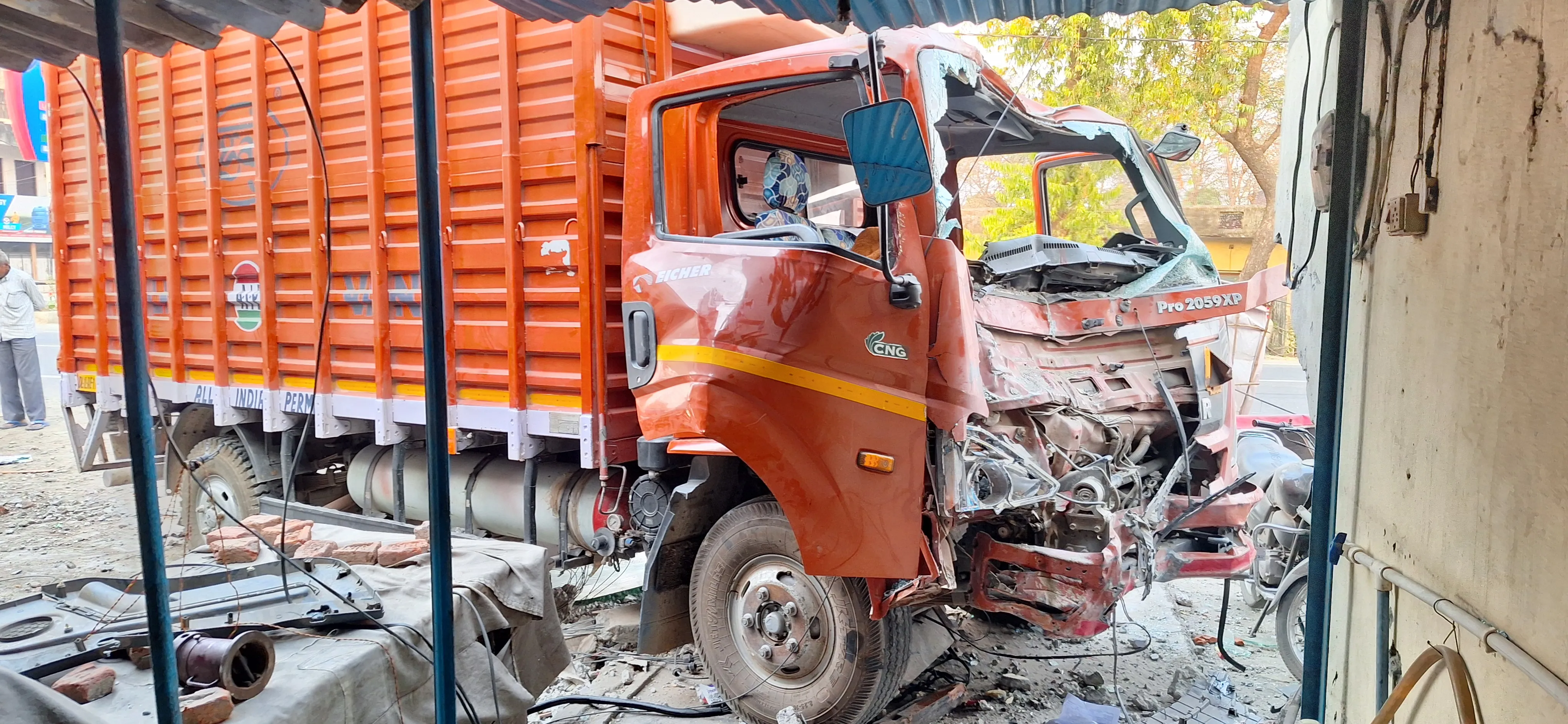 शांतिपुरी: ड्राइवर को आया नींद का झोंका तो दुकान में जा घुसा दूध का कैंटर            