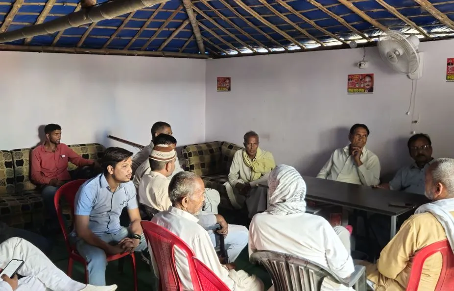 पीलीभीत: सपा कार्यालय पर वोटों के मंथन में दिखे कुछ ऐसे चेहरे कि मिलने लगे सवालों के जबाव, प्रत्याशी भी थे मौजूद 