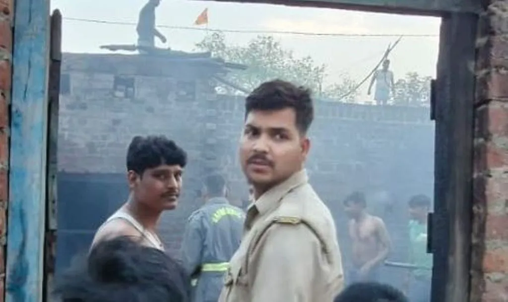 शाहजहांपुर: आंधी के दौरान लगी आग से चार घर जले, एक महिला झुलसी