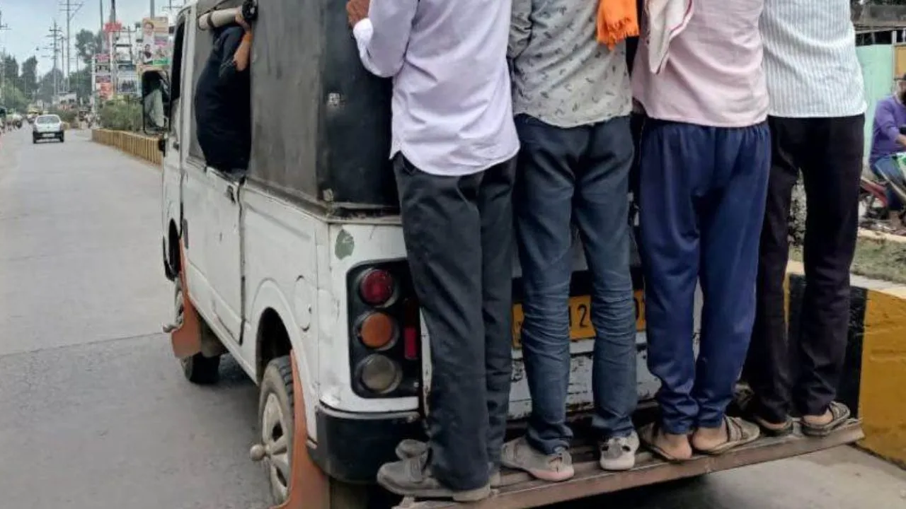 Kanpur: रामनवमी पर शहर में हुए हादसे के बाद प्रशासन सख्त; भार वाहनों से सवारियां ढोने पर 14 वाहन सीज, 19 पर रिपोर्ट 