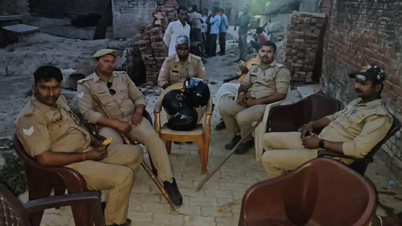 Kanpur Dehat: आंगनबाड़ी सहायिका मामला: शव के गांव पहुंचने पर आक्रोशित हुए परिजन, अंतिम संस्कार से किया मना