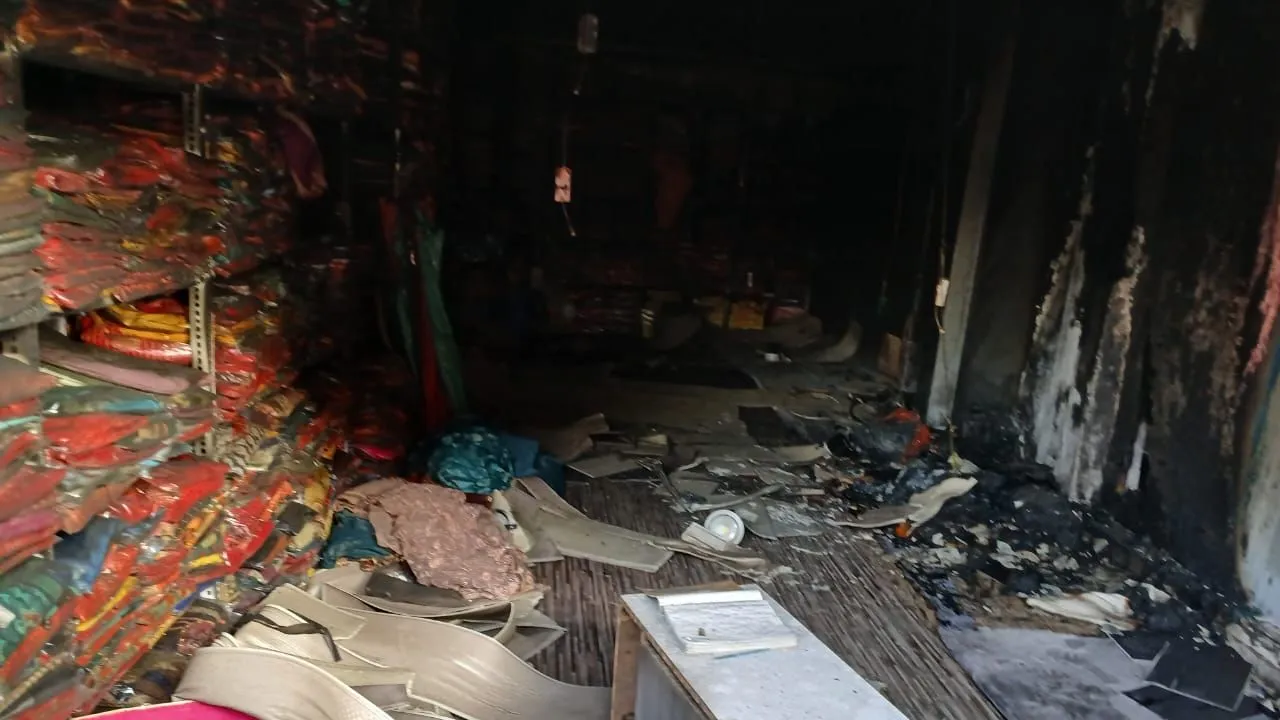 Kanpur Dehat: दुकान में शार्ट सर्किट से लगी आग; लाखों की साड़ियां जलकर राख, दमकलकर्मियों ने पाया काबू