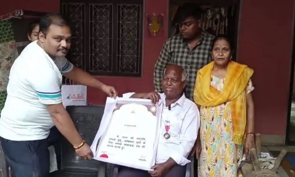 पीतल नगरी को पद्मश्री: 15 साल पीतल पर नक्काशी कर लिखी किस्मत...74 साल के बाबूराम से PM ने मिलाया हाथ, गृहमंत्री के साथ किया डिनर