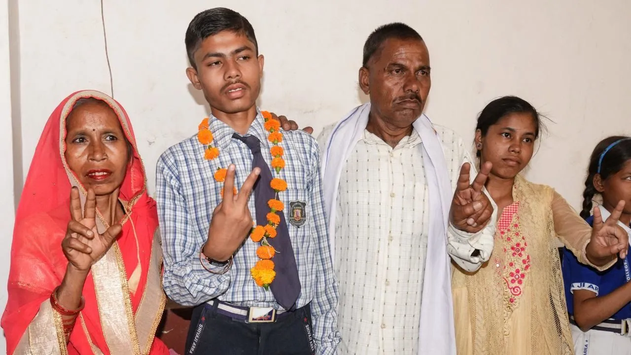 UP Board Result 2024: किसान के बेटे ने कानपुर में किया टॉप; बोले- 'सेना में जाकर करूंगा देश की सेवा'