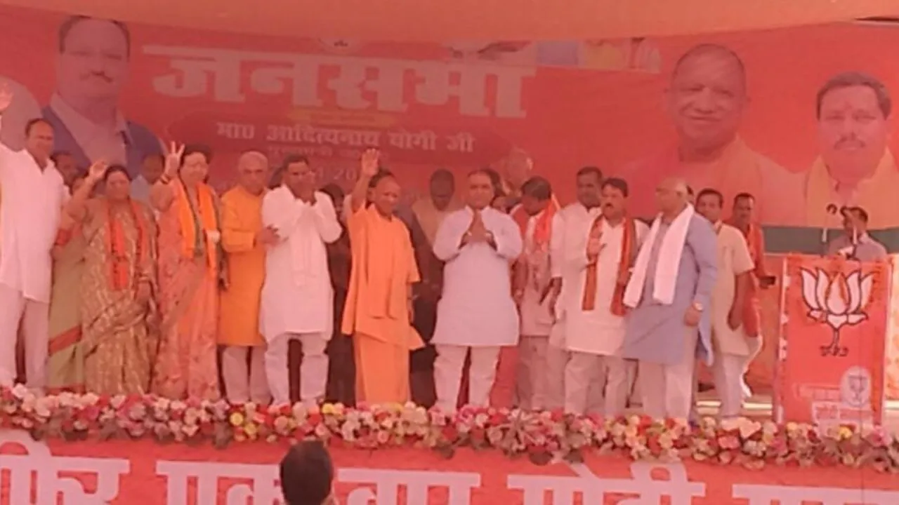 औरैया में गरजे सीएम योगी, बोले- अब कहीं सुतली बम भी फटता है तो पाकिस्तान सफाई देने लगता है कि मेरा हाथ नहीं है...