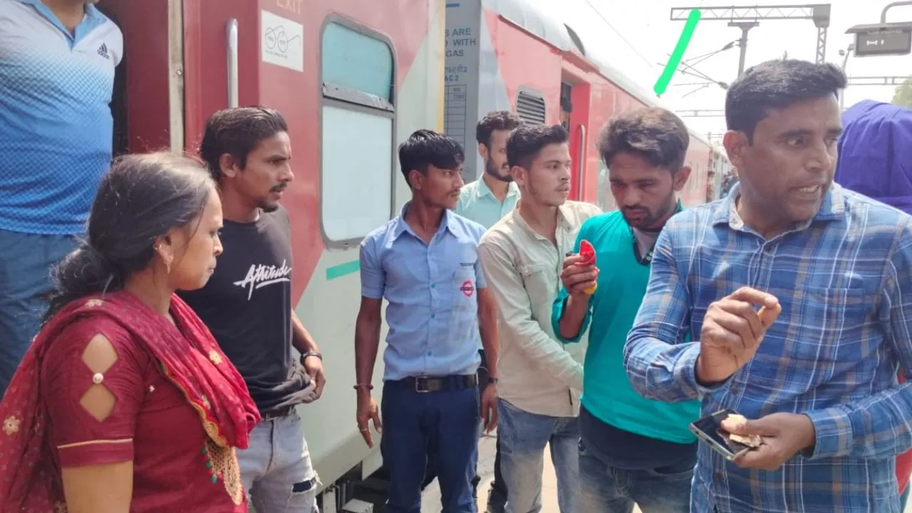 Kanpur: काहे की सुरक्षा, एसी कोच से पर्स छीनकर भागा चोर; GRP-RPF रहे नदारद, स्टॉल संचालकों ने आरोपी को पकड़ा