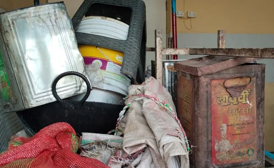 बदायूं: सीएमओ ने पोस्टमार्टम हाउस का किया औचक निरीक्षण, स्टोर में रखा मिला पकौड़ी बनाने वाला सामान 