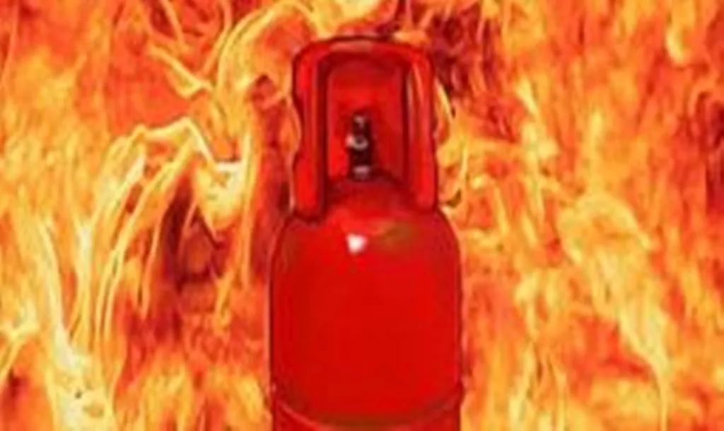 पीलीभीत: खाना बनाते वक्त लगी आग से सिलेंडर फटा, दो बच्चों समेत चार झुलसे