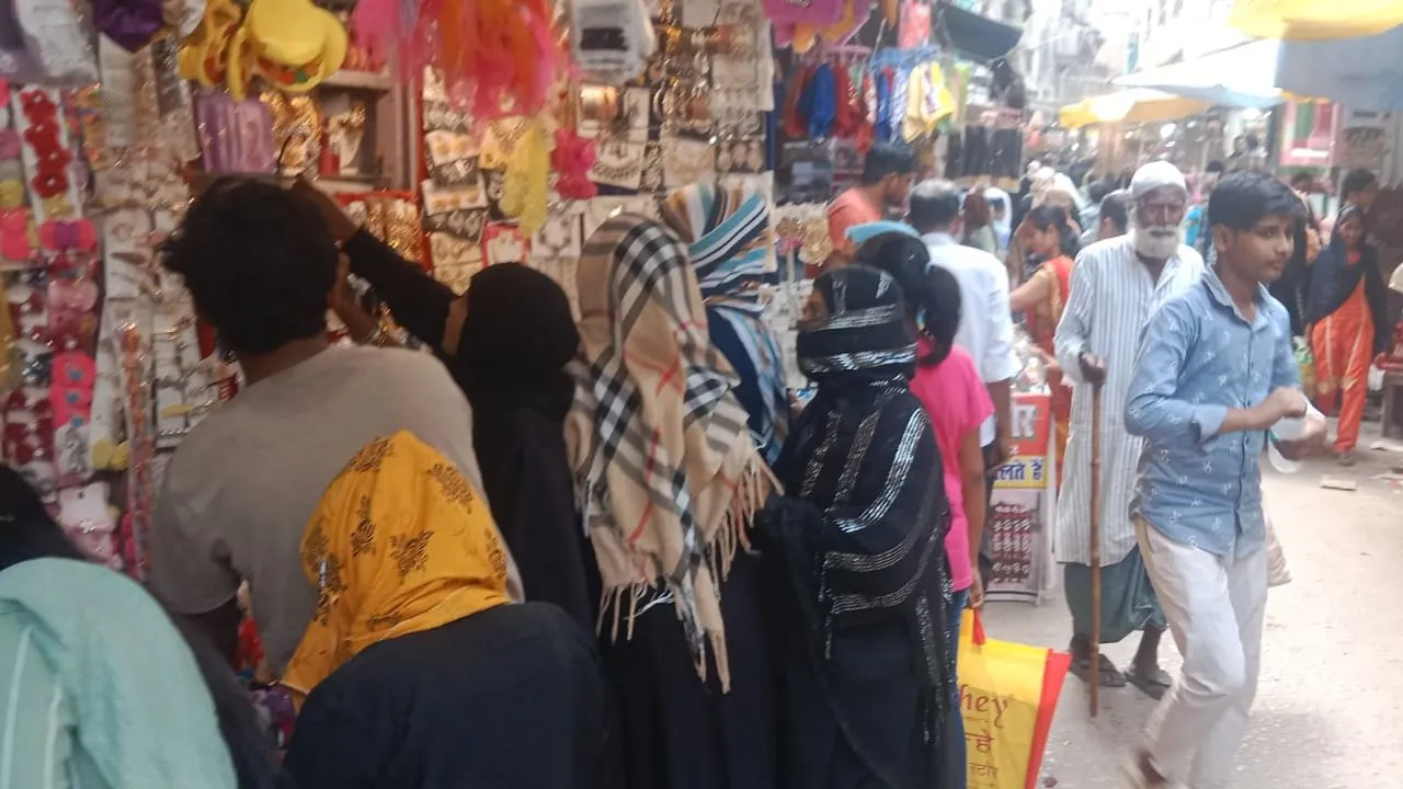 Fatehpur: ईद के लिए बाजारों में रौनक; खरीदारी हुई तेज, कपड़ों के साथ बढ़ी सेवई और सूतफेनी की डिमांड