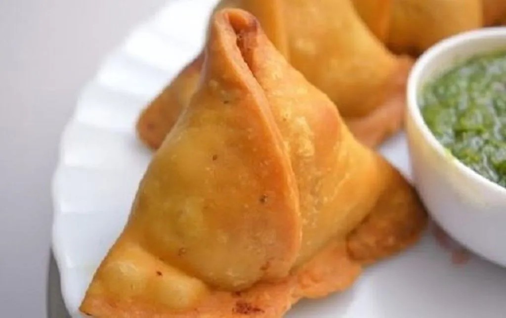 समोसे में आलू की जगह निकला कंडोम, गुटखा और पत्थर, खाते ही लोगों के उड़े होश...जानें पूरा मामला 