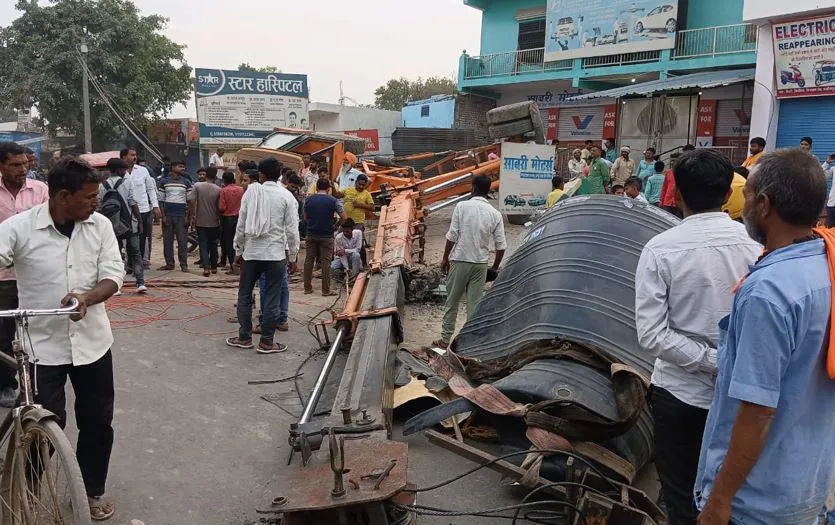 लखीमपुर-खीरी: तीसरी मंजिल की छत पर पानी का टैंक चढ़ाते समय हाइड्रा पलटा, मची भगदड़ 