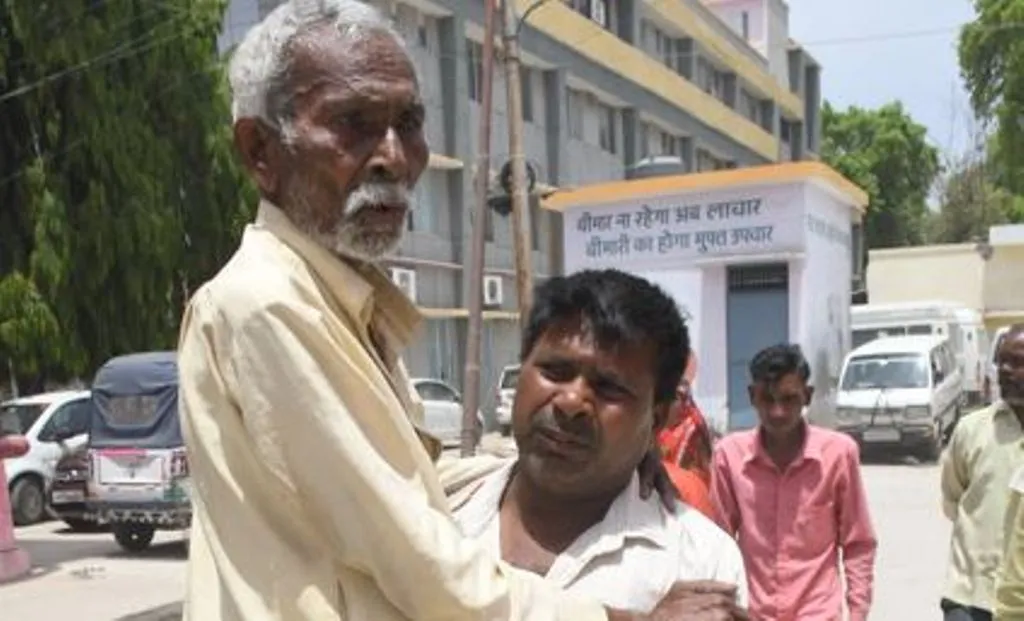 Bareilly News: जिला अस्पताल में पर्चा काउंटर के सामने भरा पानी, मरीज होते रहे परेशान