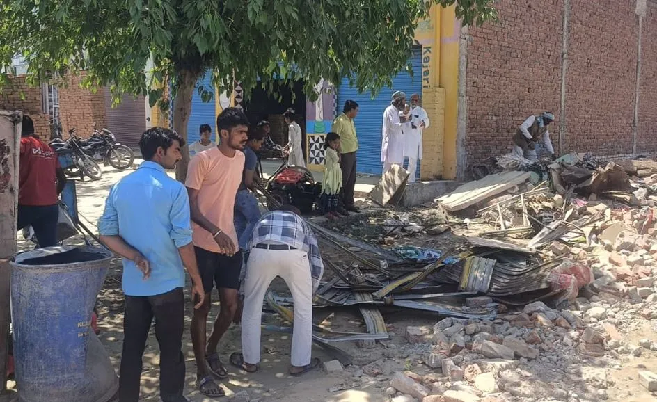 Budaun: दूसरे दिन भी लोगों के कानों में गूंज रही धमाके की आवाज, एक साथ उठे मां-बेटे के जनाजे 