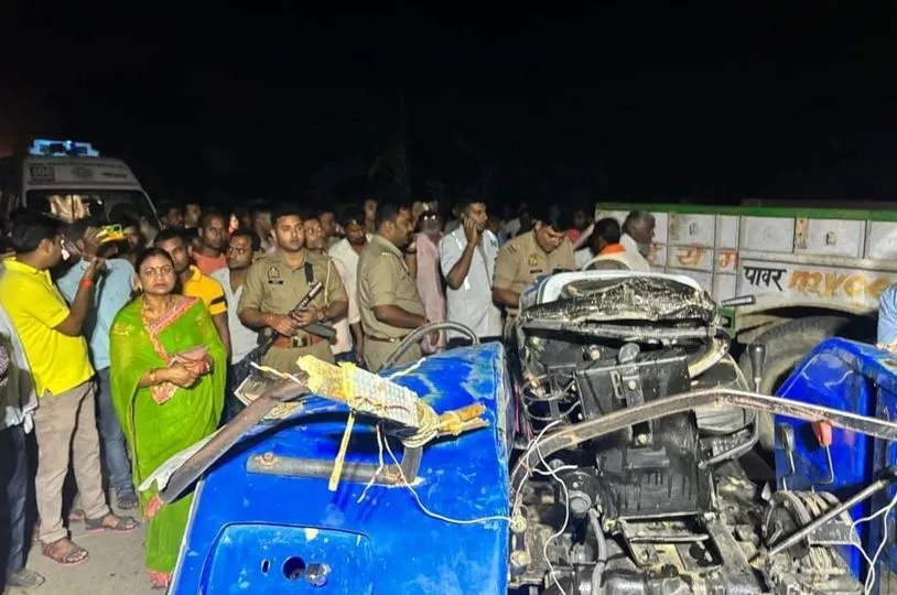 शाहजहांपुर: मुंडन संस्कार से लौट रही ट्रैक्टर-ट्रॉली पलटी पिता-पुत्र की मौत, 21 घायल