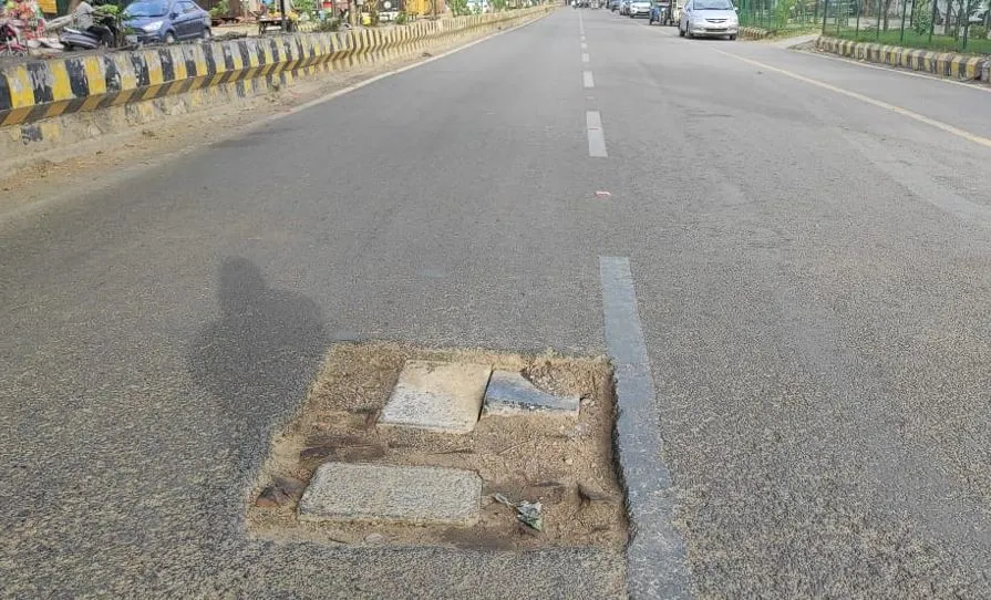 Bareilly News: पीएम मोदी के रोड शो के रूट पर कई जगह गड्ढे, नगर निगम के चीफ इंजीनियर ने देखीं मार्ग की व्यवस्थाएं