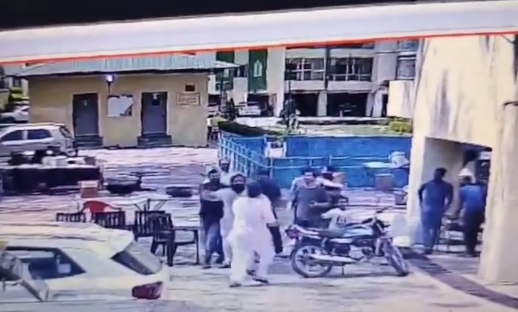 Bareilly News: ट्यूलिप टॉवर में मारपीट, पिस्टल भी निकाल लाया शख्स...वीडियो वायरल
