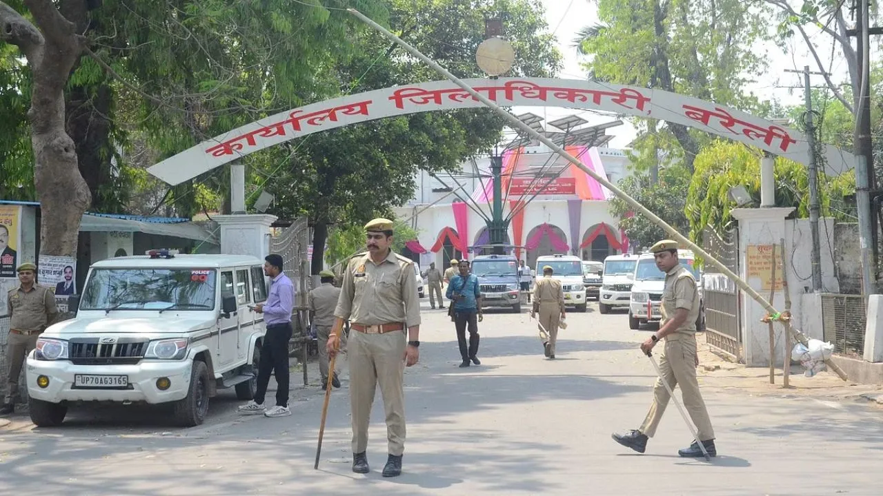 बरेली लोकसभा सीट पर 28 उम्मीदवारों ने 42 तो आंवला से 20 उम्मीदवारों ने 27 पर्चे किए दाखिल 