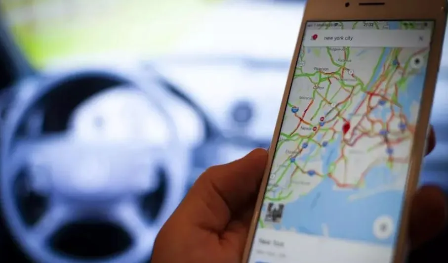 Google Map पर भरोसा करना पड़ा भारी...हैदराबाद के पर्यटक कार समेत नदी में गिरे, किसी तरह बची जान