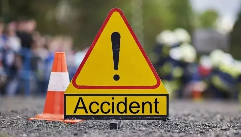 आगरा एक्सप्रेसवे पर डिवाइडर से टकराई बुलेट, युवक की मौत 