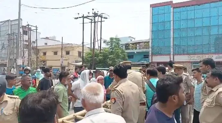 बरेली: सुभाषनगर सब स्टेशन में घुसी भीड़, एसएसओ को उठाकर ले गई