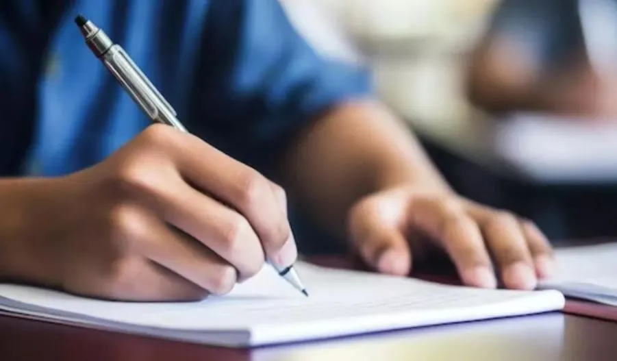 बरेली: छात्रों की परीक्षा हो गई, अब बैच से नाम ही गायब...छात्र परेशान