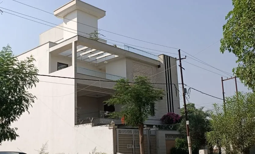 मुरादाबाद: सीएल गुप्ता ग्रुप के ठिकानों पर आयकर विभाग की छापेमारी जारी