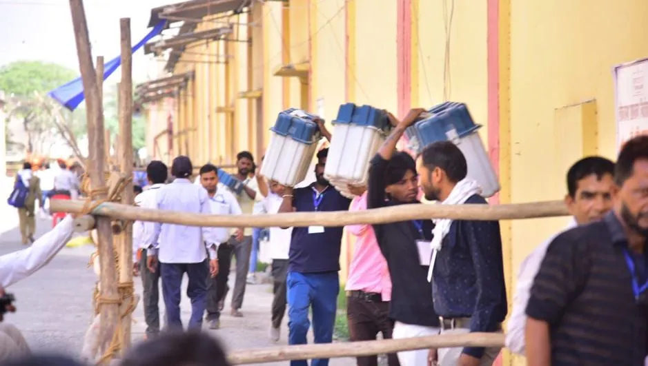 बरेली: कल तीसरे चरण का मतदान, चुनाव सम्पन्न कराने के लिए पोलिंग पार्टियां रवाना