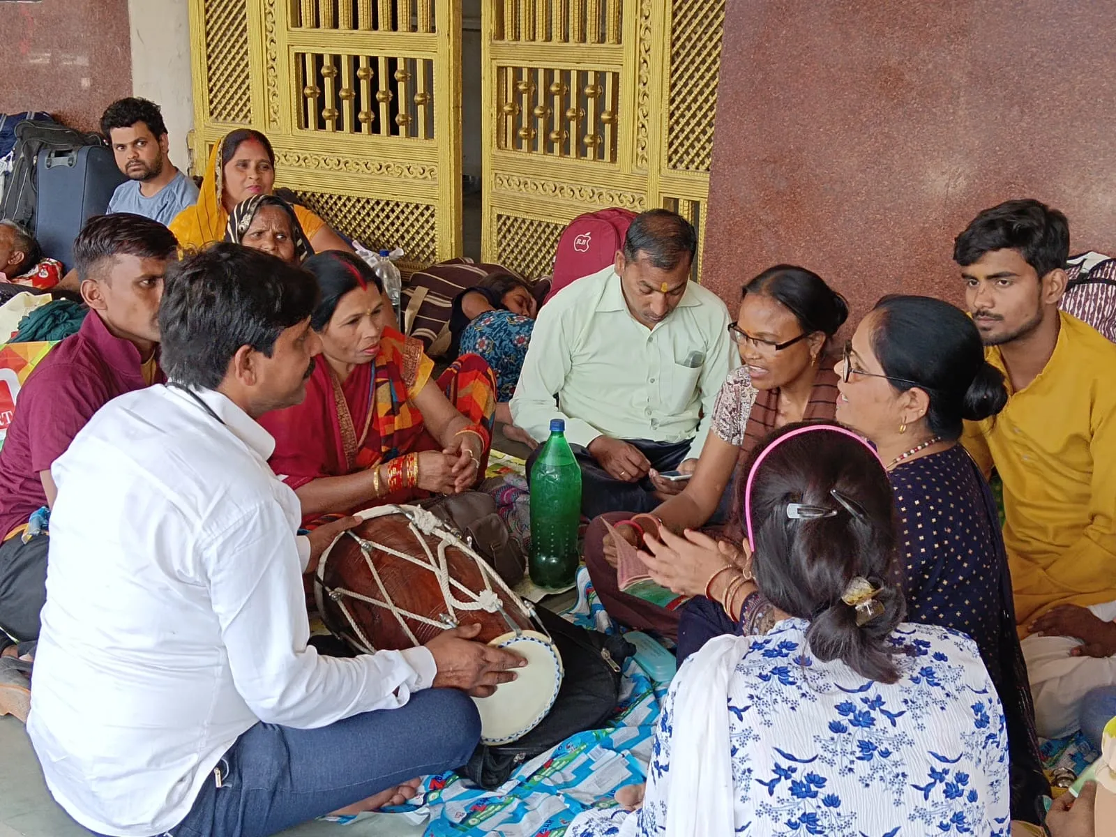 बरेली: ट्रेनों का इंतजार...यात्रियों ने भजन गाकर प्लेटफार्म पर वक्त गुजारा