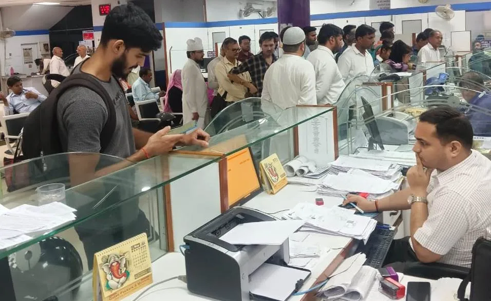 बरेली: तीन दिन बाद खुले बैंक तो उमड़ी भीड़, तीन दिन फिर रहेंगे बंद