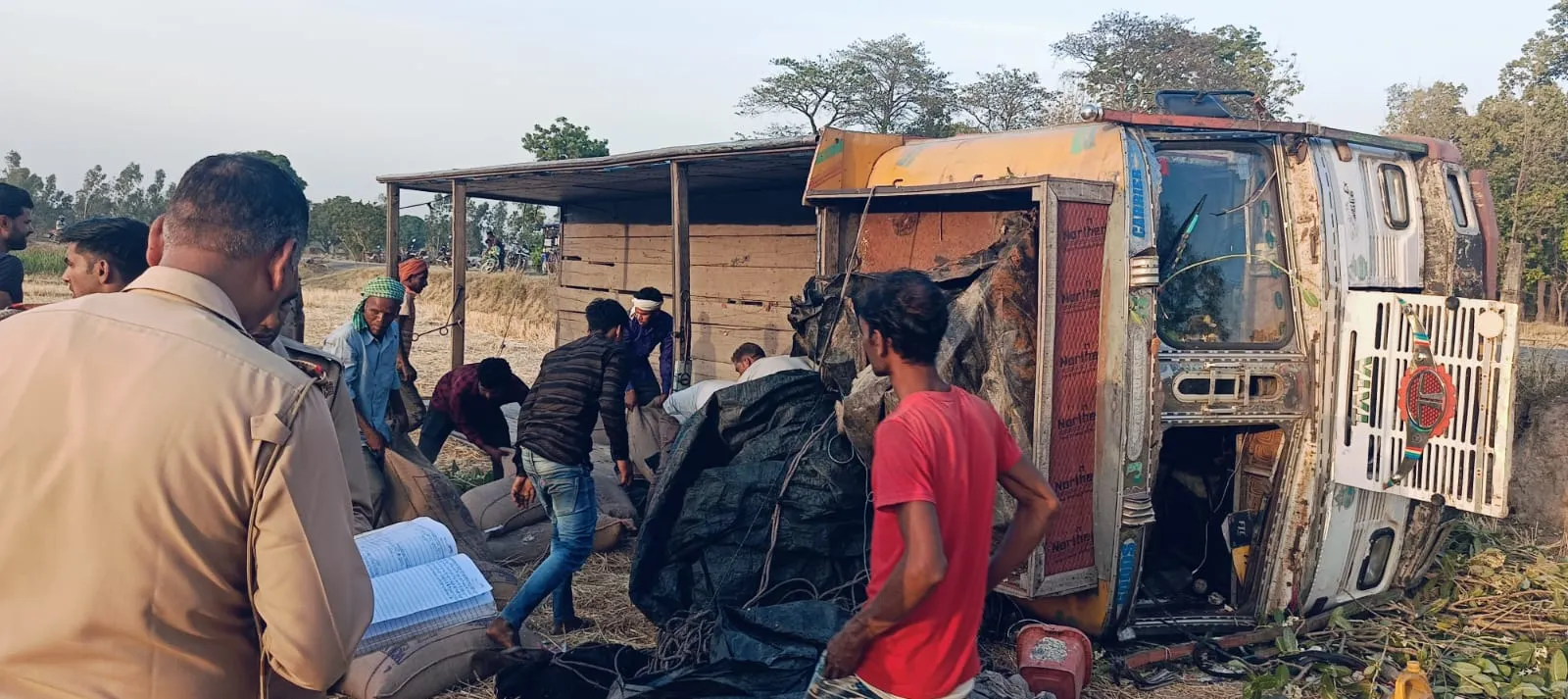 शाहजहांपुर: राशन लदा ट्रक सड़क किनारे पलटा, जान बचाने को कूदा चालक...दबकर मौत