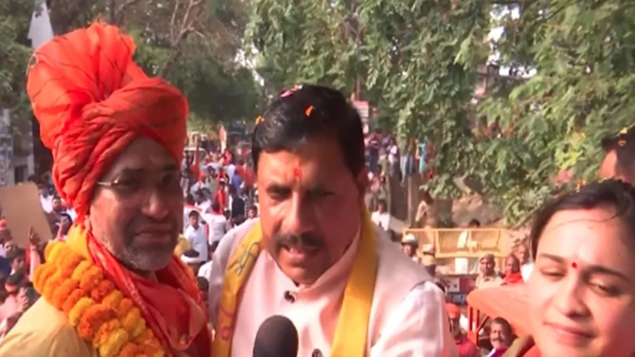 निरहुआ के रोड शो में पहुंचे MP के सीएम मोहन यादव, कहा-विकास में नंबर 1 बनेगा भारत, चल रही मोदी लहर  