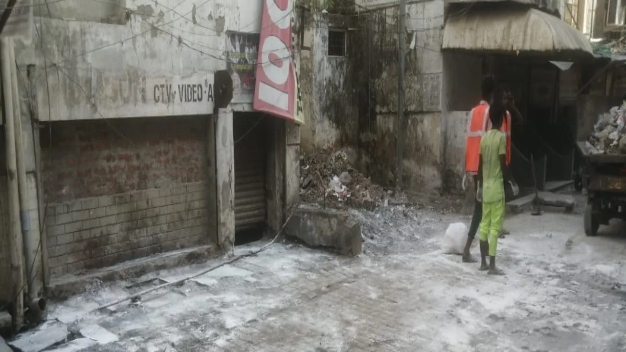 लखनऊ के इस इलाके में गंदगी से परेशान लोग, नगर निगम कार्यालय के बगल में सफाई व्यवस्था हाशिये पर