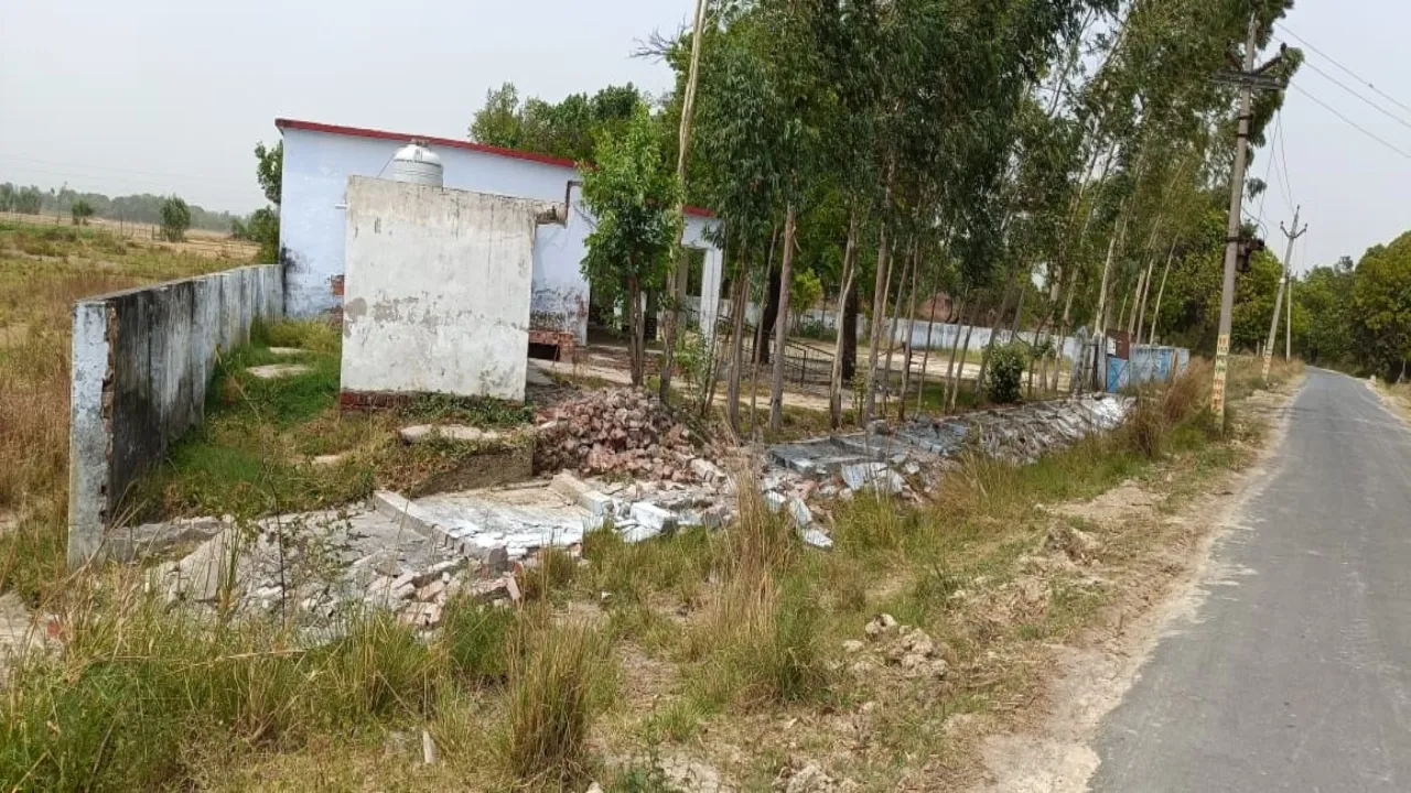 अयोध्या: हवा के झोंके से गिरी बॉउंड्रीवाल को लेकर फंसे प्रधानाध्यापक, तलब की गई रिपोर्ट