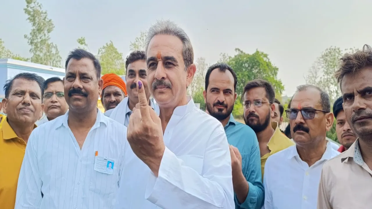 गोंडा में 9 बजे तक 13 प्रतिशत वोटिंग, बभनजोत के दौलतपुर ग्रांट बूथ पर EVM खराब-एक घंटे देरी से शुरू हुआ मतदान 