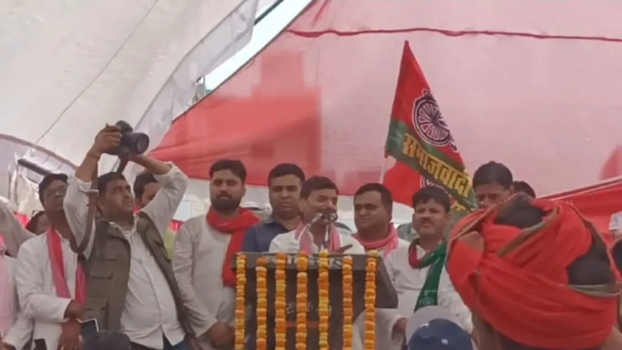 Video: शिवपाल बोले-भाजपा बेईमान और षड्यंत्रकारियों की पार्टी, सभा में टूटा मंच तो कहा ये है शुभ लक्षण 