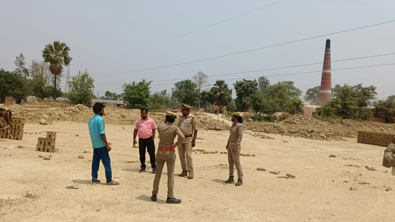 गोंडा: चाइल्ड हेल्प लाइन और पुलिस ने बालश्रम रोकने के लिए ईंट भट्ठों व होटलों पर की छापेमारी