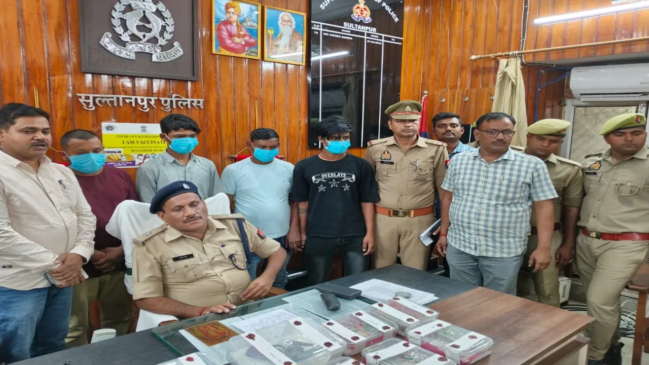 11 लाख के जेवरात के साथ चार बदमाश गिरफ्तार, चलती बस में सराफा कारोबारी से हुई थी चोरी  