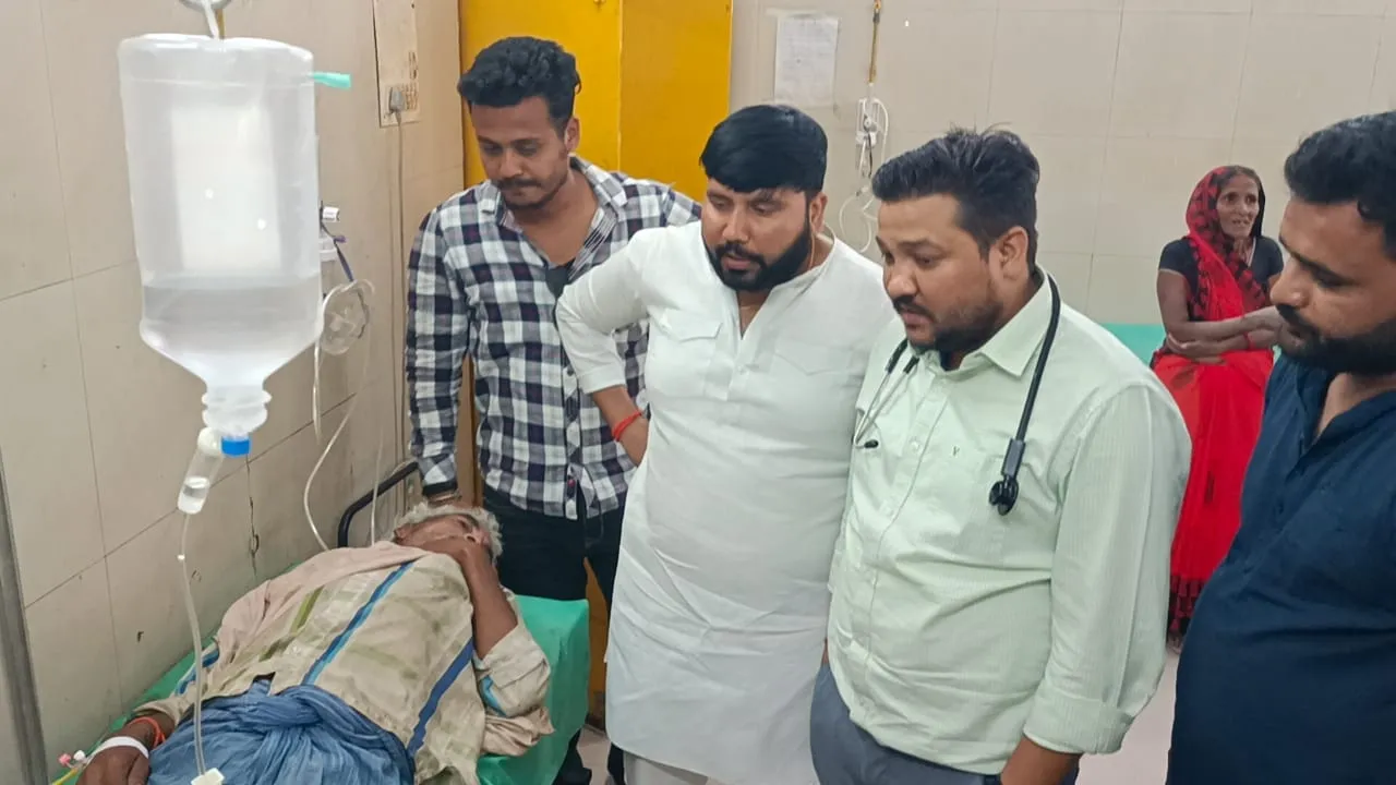 मुख्यमंत्री की सभा के दौरान बहराइच में टूटा मीडिया का मंच, श्रमिक घायल