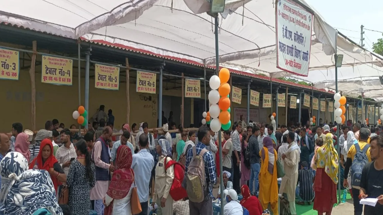 बहराइच: कड़ी सुरक्षा के बीच मतदान केंद्रों को रवाना हुई पोलिंग पार्टियां